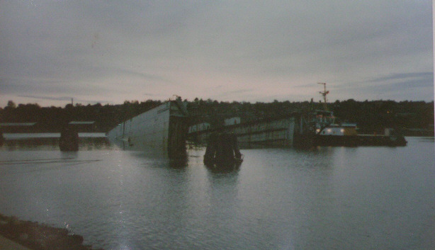das Dock sinkt zum Abend hin immer tiefer im Schlamm ein